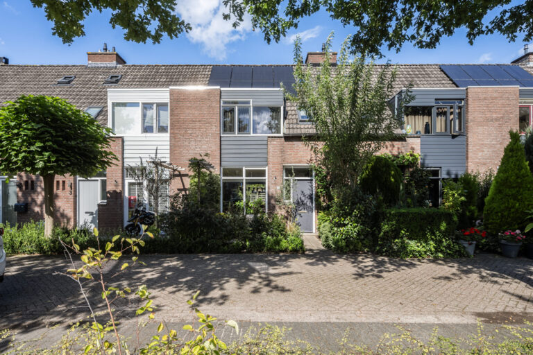 Instapklare tussenwoning te koop in Westenholte Zwolle. Volledig verbouwd, energiezuinig en luxe afgewerkt. Voorst Makelaardij – jouw makelaar Zwolle