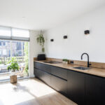 Instapklare tussenwoning te koop in Westenholte Zwolle. Volledig verbouwd, energiezuinig en luxe afgewerkt. Voorst Makelaardij – jouw makelaar Zwolle