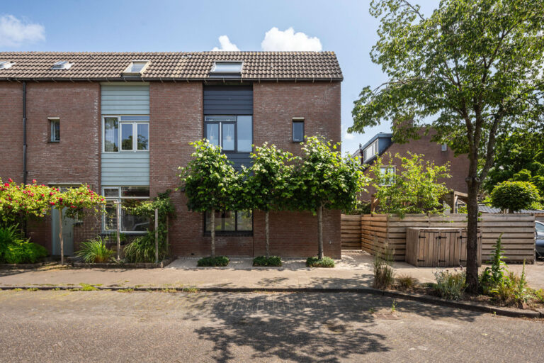 Instapklare hoekwoning met vijf slaapkamers en zonnige tuin aan de Bonekruidweg 2 in Westenholte, Zwolle