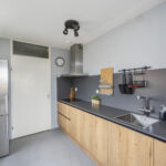 Licht 3-kamerappartement te koop in Zwolle (Hanzeland), met twee slaapkamers, balkon op het westen, lift en eigen parkeerplaats – op loopafstand van station en centrum