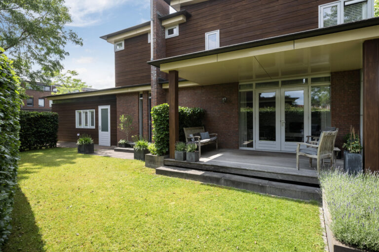 Ruime woning met praktijkruimte aan de Dijkstoelstraat 12 in De Groene Oase, Stadshagen Zwolle