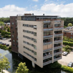 Licht 3-kamerappartement te koop in Zwolle (Hanzeland), met twee slaapkamers, balkon op het westen, lift en eigen parkeerplaats – op loopafstand van station en centrum.