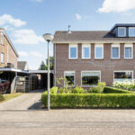 Twee-onder-een-kapwoning aan ’t Solen 4 in Laag Zuthem met eigen oprit, ruime woonkeuken, houtkachel, moderne badkamer, vier slaapkamers, tuin met overkapping en energielabel A, gelegen in een rustige straat nabij Zwolle