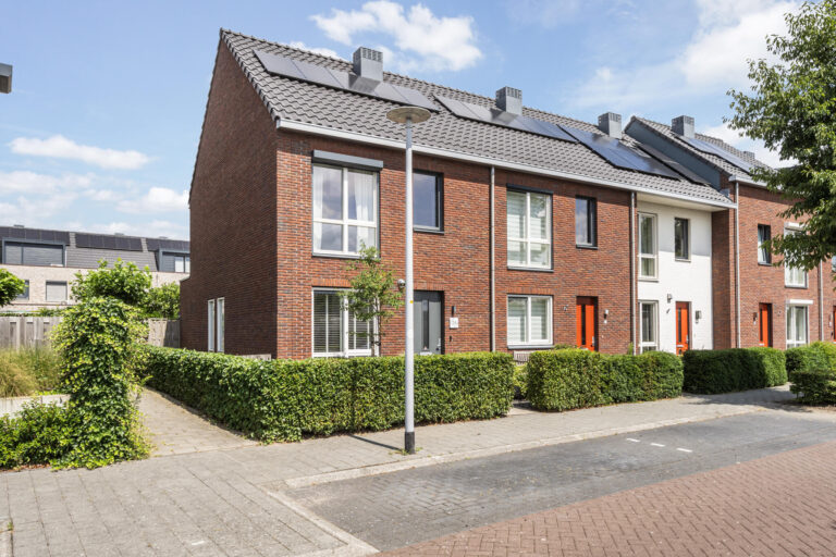 Uitgebouwde, moderne hoekwoning met serre, zonnige tuin, vier slaapkamers en uitzicht op het Zwarte Water – Rondeelstraat 24 in Zwolle – Voorst Makelaardij – Makelaar Zwolle