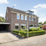 Twee-onder-een-kapwoning aan ’t Solen 4 in Laag Zuthem met eigen oprit, ruime woonkeuken, houtkachel, moderne badkamer, vier slaapkamers, tuin met overkapping en energielabel A, gelegen in een rustige straat nabij Zwolle