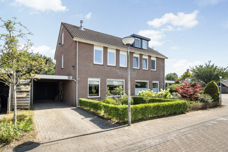 Twee-onder-een-kapwoning aan ’t Solen 4 in Laag Zuthem met eigen oprit, ruime woonkeuken, houtkachel, moderne badkamer, vier slaapkamers, tuin met overkapping en energielabel A, gelegen in een rustige straat nabij Zwolle