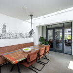 Twee-onder-een-kapwoning aan ’t Solen 4 in Laag Zuthem met eigen oprit, ruime woonkeuken, houtkachel, moderne badkamer, vier slaapkamers, tuin met overkapping en energielabel A, gelegen in een rustige straat nabij Zwolle