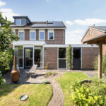 Twee-onder-een-kapwoning aan ’t Solen 4 in Laag Zuthem met eigen oprit, ruime woonkeuken, houtkachel, moderne badkamer, vier slaapkamers, tuin met overkapping en energielabel A, gelegen in een rustige straat nabij Zwolle