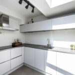 Twee-onder-een-kapwoning aan ’t Solen 4 in Laag Zuthem met eigen oprit, ruime woonkeuken, houtkachel, moderne badkamer, vier slaapkamers, tuin met overkapping en energielabel A, gelegen in een rustige straat nabij Zwolle