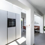 Twee-onder-een-kapwoning aan ’t Solen 4 in Laag Zuthem met eigen oprit, ruime woonkeuken, houtkachel, moderne badkamer, vier slaapkamers, tuin met overkapping en energielabel A, gelegen in een rustige straat nabij Zwolle