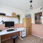 Twee-onder-een-kapwoning aan ’t Solen 4 in Laag Zuthem met eigen oprit, ruime woonkeuken, houtkachel, moderne badkamer, vier slaapkamers, tuin met overkapping en energielabel A, gelegen in een rustige straat nabij Zwolle