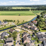 Twee-onder-een-kapwoning aan ’t Solen 4 in Laag Zuthem met eigen oprit, ruime woonkeuken, houtkachel, moderne badkamer, vier slaapkamers, tuin met overkapping en energielabel A, gelegen in een rustige straat nabij Zwolle