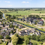 Twee-onder-een-kapwoning aan ’t Solen 4 in Laag Zuthem met eigen oprit, ruime woonkeuken, houtkachel, moderne badkamer, vier slaapkamers, tuin met overkapping en energielabel A, gelegen in een rustige straat nabij Zwolle