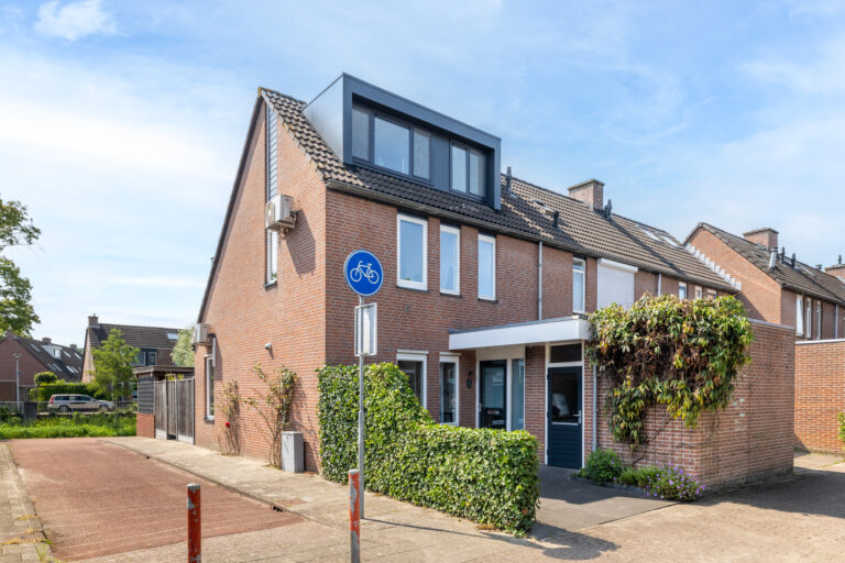 Instapklare eindwoning in Westenholte Zwolle met zonnige tuin, 4 slaapkamers en parkeren op eigen terrein.