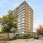 Instapklaar 2-kamer startersappartement aan de Händellaan 155 in Zwolle met balkon, lichte woonkamer, uitzicht over de stad en eigen afgesloten berging op de begane grond.