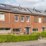 Tussenwoning aan de Canneveltstraat 8 in Stadshagen (Zwolle), aangeboden door Voorst Makelaardij. De woning heeft vrij uitzicht, een uitgebouwde woonkamer, moderne L-keuken, vijf slaapkamers, dakkapel met rolluiken, zonnepanelen (2022) en energielabel A.