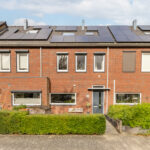 Tussenwoning aan de Canneveltstraat 8 in Stadshagen (Zwolle), aangeboden door Voorst Makelaardij. De woning heeft vrij uitzicht, een uitgebouwde woonkamer, moderne L-keuken, vijf slaapkamers, dakkapel met rolluiken, zonnepanelen (2022) en energielabel A.