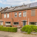 Tussenwoning aan de Canneveltstraat 8 in Stadshagen (Zwolle), aangeboden door Voorst Makelaardij. De woning heeft vrij uitzicht, een uitgebouwde woonkamer, moderne L-keuken, vijf slaapkamers, dakkapel met rolluiken, zonnepanelen (2022) en energielabel A.