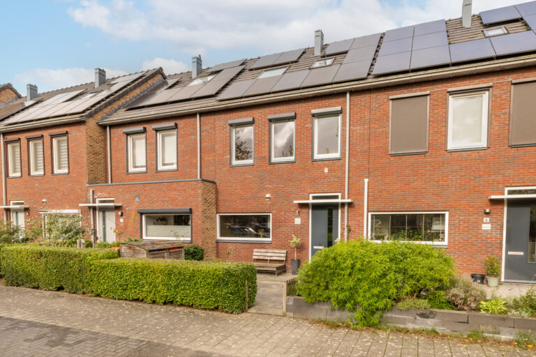 Tussenwoning aan de Canneveltstraat 8 in Stadshagen (Zwolle), aangeboden door Voorst Makelaardij. De woning heeft vrij uitzicht, een uitgebouwde woonkamer, moderne L-keuken, vijf slaapkamers, dakkapel met rolluiken, zonnepanelen (2022) en energielabel A.