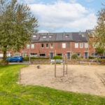 Tussenwoning aan de Canneveltstraat 8 in Stadshagen (Zwolle), aangeboden door Voorst Makelaardij. De woning heeft vrij uitzicht, een uitgebouwde woonkamer, moderne L-keuken, vijf slaapkamers, dakkapel met rolluiken, zonnepanelen (2022) en energielabel A.