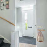 Tussenwoning aan de Canneveltstraat 8 in Stadshagen (Zwolle), aangeboden door Voorst Makelaardij. De woning heeft vrij uitzicht, een uitgebouwde woonkamer, moderne L-keuken, vijf slaapkamers, dakkapel met rolluiken, zonnepanelen (2022) en energielabel A.