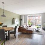 Tussenwoning aan de Canneveltstraat 8 in Stadshagen (Zwolle), aangeboden door Voorst Makelaardij. De woning heeft vrij uitzicht, een uitgebouwde woonkamer, moderne L-keuken, vijf slaapkamers, dakkapel met rolluiken, zonnepanelen (2022) en energielabel A.