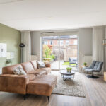 Tussenwoning aan de Canneveltstraat 8 in Stadshagen (Zwolle), aangeboden door Voorst Makelaardij. De woning heeft vrij uitzicht, een uitgebouwde woonkamer, moderne L-keuken, vijf slaapkamers, dakkapel met rolluiken, zonnepanelen (2022) en energielabel A.