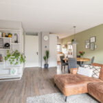 Tussenwoning aan de Canneveltstraat 8 in Stadshagen (Zwolle), aangeboden door Voorst Makelaardij. De woning heeft vrij uitzicht, een uitgebouwde woonkamer, moderne L-keuken, vijf slaapkamers, dakkapel met rolluiken, zonnepanelen (2022) en energielabel A.