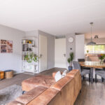 Tussenwoning aan de Canneveltstraat 8 in Stadshagen (Zwolle), aangeboden door Voorst Makelaardij. De woning heeft vrij uitzicht, een uitgebouwde woonkamer, moderne L-keuken, vijf slaapkamers, dakkapel met rolluiken, zonnepanelen (2022) en energielabel A.