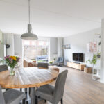 Tussenwoning aan de Canneveltstraat 8 in Stadshagen (Zwolle), aangeboden door Voorst Makelaardij. De woning heeft vrij uitzicht, een uitgebouwde woonkamer, moderne L-keuken, vijf slaapkamers, dakkapel met rolluiken, zonnepanelen (2022) en energielabel A.