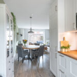 Tussenwoning aan de Canneveltstraat 8 in Stadshagen (Zwolle), aangeboden door Voorst Makelaardij. De woning heeft vrij uitzicht, een uitgebouwde woonkamer, moderne L-keuken, vijf slaapkamers, dakkapel met rolluiken, zonnepanelen (2022) en energielabel A.