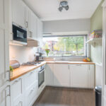 Tussenwoning aan de Canneveltstraat 8 in Stadshagen (Zwolle), aangeboden door Voorst Makelaardij. De woning heeft vrij uitzicht, een uitgebouwde woonkamer, moderne L-keuken, vijf slaapkamers, dakkapel met rolluiken, zonnepanelen (2022) en energielabel A.