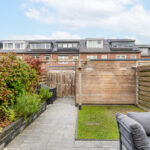 Tussenwoning aan de Canneveltstraat 8 in Stadshagen (Zwolle), aangeboden door Voorst Makelaardij. De woning heeft vrij uitzicht, een uitgebouwde woonkamer, moderne L-keuken, vijf slaapkamers, dakkapel met rolluiken, zonnepanelen (2022) en energielabel A.