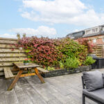 Tussenwoning aan de Canneveltstraat 8 in Stadshagen (Zwolle), aangeboden door Voorst Makelaardij. De woning heeft vrij uitzicht, een uitgebouwde woonkamer, moderne L-keuken, vijf slaapkamers, dakkapel met rolluiken, zonnepanelen (2022) en energielabel A.