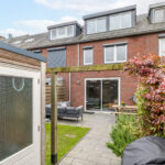 Tussenwoning aan de Canneveltstraat 8 in Stadshagen (Zwolle), aangeboden door Voorst Makelaardij. De woning heeft vrij uitzicht, een uitgebouwde woonkamer, moderne L-keuken, vijf slaapkamers, dakkapel met rolluiken, zonnepanelen (2022) en energielabel A.