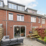 Tussenwoning aan de Canneveltstraat 8 in Stadshagen (Zwolle), aangeboden door Voorst Makelaardij. De woning heeft vrij uitzicht, een uitgebouwde woonkamer, moderne L-keuken, vijf slaapkamers, dakkapel met rolluiken, zonnepanelen (2022) en energielabel A.