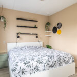 Tussenwoning aan de Canneveltstraat 8 in Stadshagen (Zwolle), aangeboden door Voorst Makelaardij. De woning heeft vrij uitzicht, een uitgebouwde woonkamer, moderne L-keuken, vijf slaapkamers, dakkapel met rolluiken, zonnepanelen (2022) en energielabel A.