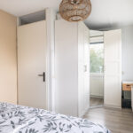 Tussenwoning aan de Canneveltstraat 8 in Stadshagen (Zwolle), aangeboden door Voorst Makelaardij. De woning heeft vrij uitzicht, een uitgebouwde woonkamer, moderne L-keuken, vijf slaapkamers, dakkapel met rolluiken, zonnepanelen (2022) en energielabel A.