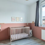 Tussenwoning aan de Canneveltstraat 8 in Stadshagen (Zwolle), aangeboden door Voorst Makelaardij. De woning heeft vrij uitzicht, een uitgebouwde woonkamer, moderne L-keuken, vijf slaapkamers, dakkapel met rolluiken, zonnepanelen (2022) en energielabel A.