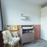 Tussenwoning aan de Canneveltstraat 8 in Stadshagen (Zwolle), aangeboden door Voorst Makelaardij. De woning heeft vrij uitzicht, een uitgebouwde woonkamer, moderne L-keuken, vijf slaapkamers, dakkapel met rolluiken, zonnepanelen (2022) en energielabel A.