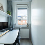 Tussenwoning aan de Canneveltstraat 8 in Stadshagen (Zwolle), aangeboden door Voorst Makelaardij. De woning heeft vrij uitzicht, een uitgebouwde woonkamer, moderne L-keuken, vijf slaapkamers, dakkapel met rolluiken, zonnepanelen (2022) en energielabel A.