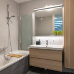 Tussenwoning aan de Canneveltstraat 8 in Stadshagen (Zwolle), aangeboden door Voorst Makelaardij. De woning heeft vrij uitzicht, een uitgebouwde woonkamer, moderne L-keuken, vijf slaapkamers, dakkapel met rolluiken, zonnepanelen (2022) en energielabel A.