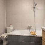 Tussenwoning aan de Canneveltstraat 8 in Stadshagen (Zwolle), aangeboden door Voorst Makelaardij. De woning heeft vrij uitzicht, een uitgebouwde woonkamer, moderne L-keuken, vijf slaapkamers, dakkapel met rolluiken, zonnepanelen (2022) en energielabel A.