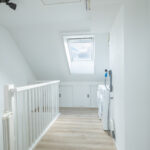 Tussenwoning aan de Canneveltstraat 8 in Stadshagen (Zwolle), aangeboden door Voorst Makelaardij. De woning heeft vrij uitzicht, een uitgebouwde woonkamer, moderne L-keuken, vijf slaapkamers, dakkapel met rolluiken, zonnepanelen (2022) en energielabel A.