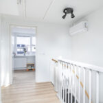 Tussenwoning aan de Canneveltstraat 8 in Stadshagen (Zwolle), aangeboden door Voorst Makelaardij. De woning heeft vrij uitzicht, een uitgebouwde woonkamer, moderne L-keuken, vijf slaapkamers, dakkapel met rolluiken, zonnepanelen (2022) en energielabel A.