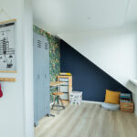 Tussenwoning aan de Canneveltstraat 8 in Stadshagen (Zwolle), aangeboden door Voorst Makelaardij. De woning heeft vrij uitzicht, een uitgebouwde woonkamer, moderne L-keuken, vijf slaapkamers, dakkapel met rolluiken, zonnepanelen (2022) en energielabel A.