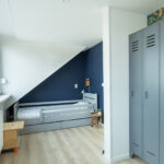 Tussenwoning aan de Canneveltstraat 8 in Stadshagen (Zwolle), aangeboden door Voorst Makelaardij. De woning heeft vrij uitzicht, een uitgebouwde woonkamer, moderne L-keuken, vijf slaapkamers, dakkapel met rolluiken, zonnepanelen (2022) en energielabel A.