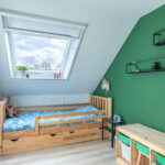 Tussenwoning aan de Canneveltstraat 8 in Stadshagen (Zwolle), aangeboden door Voorst Makelaardij. De woning heeft vrij uitzicht, een uitgebouwde woonkamer, moderne L-keuken, vijf slaapkamers, dakkapel met rolluiken, zonnepanelen (2022) en energielabel A.