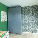 Tussenwoning aan de Canneveltstraat 8 in Stadshagen (Zwolle), aangeboden door Voorst Makelaardij. De woning heeft vrij uitzicht, een uitgebouwde woonkamer, moderne L-keuken, vijf slaapkamers, dakkapel met rolluiken, zonnepanelen (2022) en energielabel A.