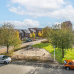 Tussenwoning aan de Canneveltstraat 8 in Stadshagen (Zwolle), aangeboden door Voorst Makelaardij. De woning heeft vrij uitzicht, een uitgebouwde woonkamer, moderne L-keuken, vijf slaapkamers, dakkapel met rolluiken, zonnepanelen (2022) en energielabel A.